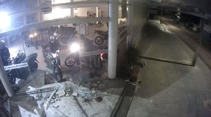 Sete criminosos arrombaram  Rondo Motos e roubaram várias motocicletas, em Jaru - Veja o vídeo Sete criminosos arrombaram  Rondo Motos e roubaram várias motocicletas, em Jaru - Veja o vídeo